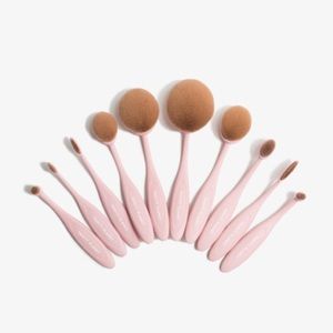 NWT Oval Makeup Brush Set